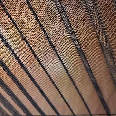 Χαρακτηριστικό Προσαρμοσμένη υψηλής μετάδοσης πλεγμένο / αναδιπλούμενο πλέγμα χωρίς τροχιά συρόμενη πόρτα οθόνης αλουμινίου