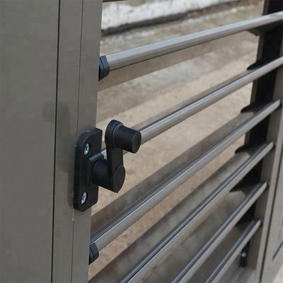 Προσαρμοσμένο μέγεθος Πλατεία παράθυρα και λουβέρες εσωτερικά αλουμινίου χειροπέδες προφίλ παράθυρο