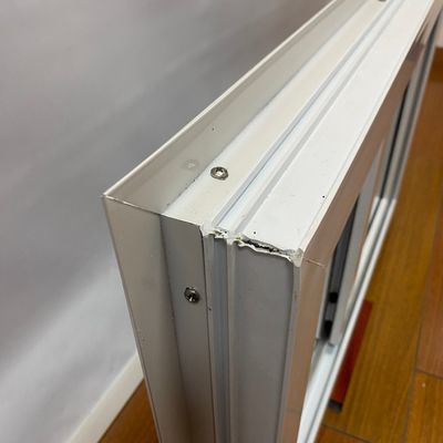 Μαύρο εξωτερικό λευκό εσωτερικό PVC συρόμενο παράθυρο για αιολικό αποτέλεσμα