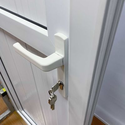 Επεξεργασμένη επιφάνεια EPDM από ελαστική λωρίδα UPVC κάθετη πόρτα με κλωστή για πόρτες PVC