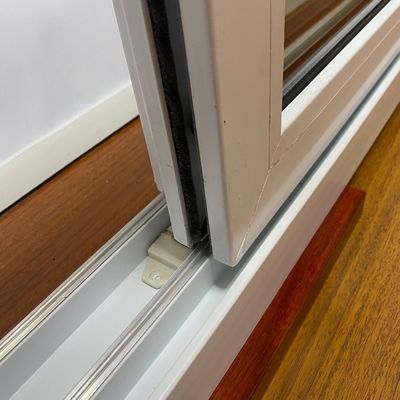 Μαγειρική Σύγχρονο σχεδιασμό UPVC συρόμενο παράθυρο με υψηλή αντοχή στον άνεμο και ηχομόνωση